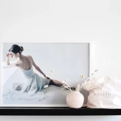 Dansebutikken Balletplakat med yndig hvid ballerina