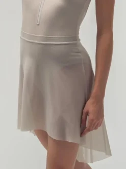 Dame Dansebutikken Beigefarvet pull on mesh skørt fra Mara Dancewear