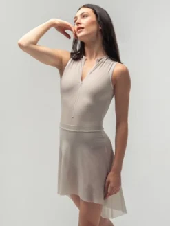 Dame Dansebutikken Beigefarvet pull on mesh skørt fra Mara Dancewear