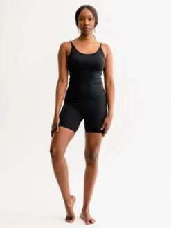 Dame Dansebutikken Drop of Mindfulness Izzy rib kort jumpsuit i sort