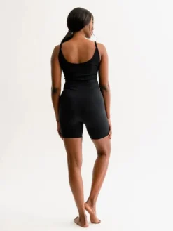 Dame Dansebutikken Drop of Mindfulness Izzy rib kort jumpsuit i sort
