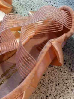 Dansebutikken Elegant hullet elastisk bånd til balletsko