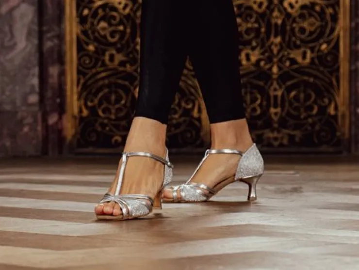 Dame Dansebutikken Flot sølv dansesko til tango/salsa/latin med 5 cm hæl