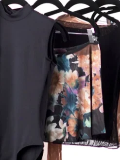 Dame Dansebutikken Flot sort balletskørt med blomster fra balletrosa