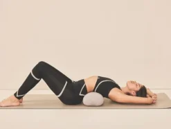Dansebutikken Lille yoga bolster til meditation i lysegrå - Moonchild
