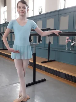 Dame Dansebutikken Lyseblå dragt med påsyet chiffon skørt Ballet Rosa
