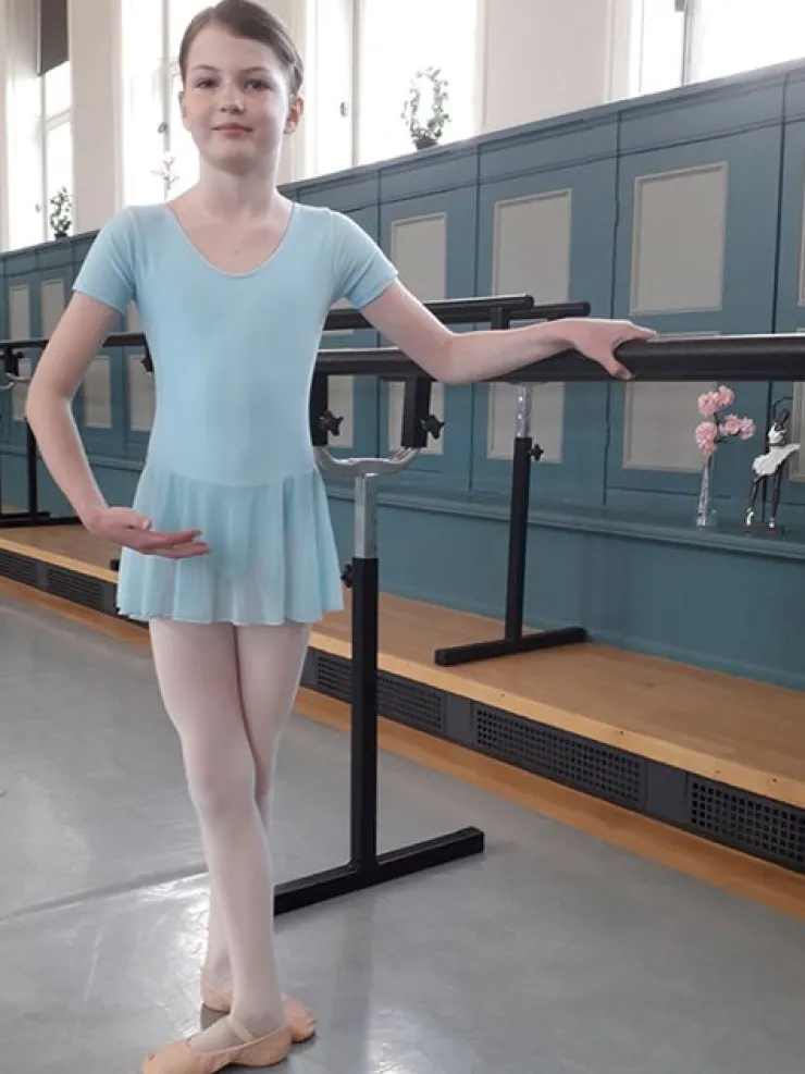 Dame Dansebutikken Lyseblå dragt med påsyet chiffon skørt Ballet Rosa