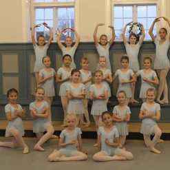 Dame Dansebutikken Lyseblå dragt med påsyet chiffon skørt Ballet Rosa