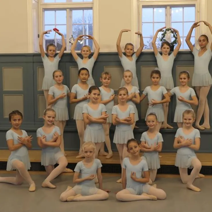 Dame Dansebutikken Lyseblå dragt med påsyet chiffon skørt Ballet Rosa