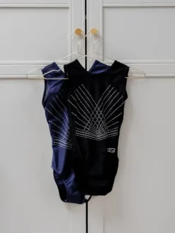 Dansebutikken Navy gymnastikdragt med mesh ryg og sten piger The zone