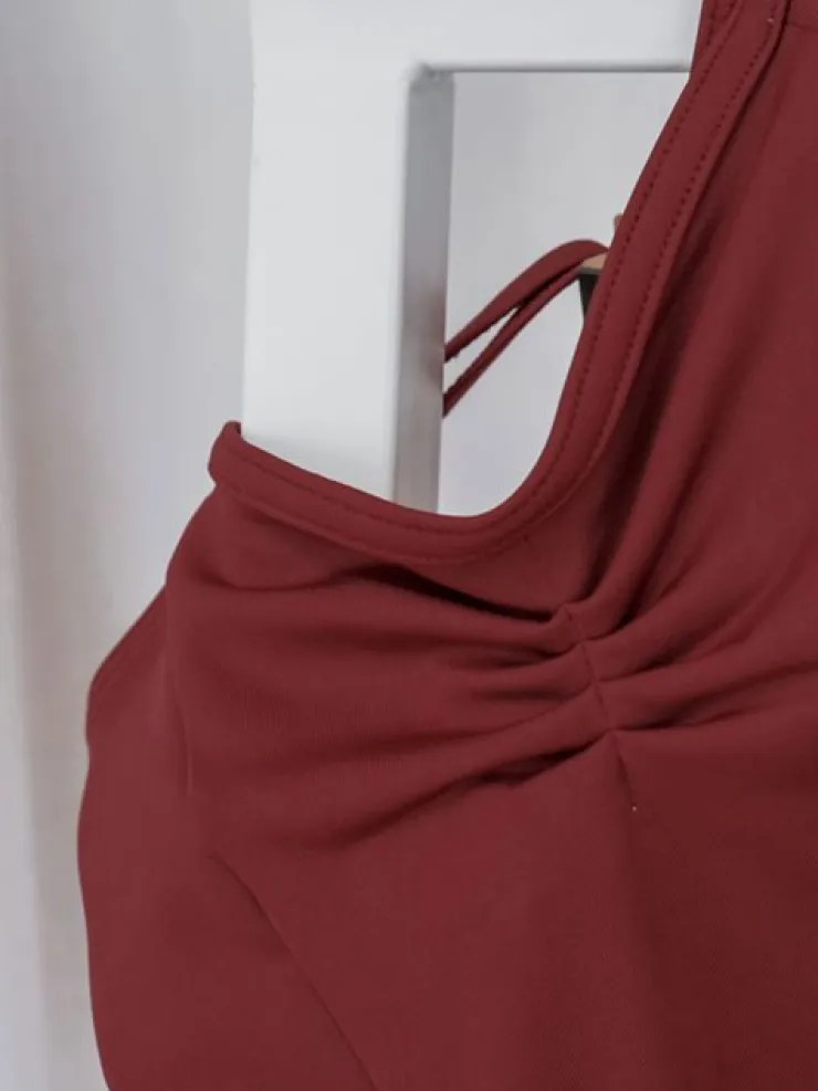 Dame Dansebutikken Seré bordeaux dragt m. rynkedetaljer og tynde stropper