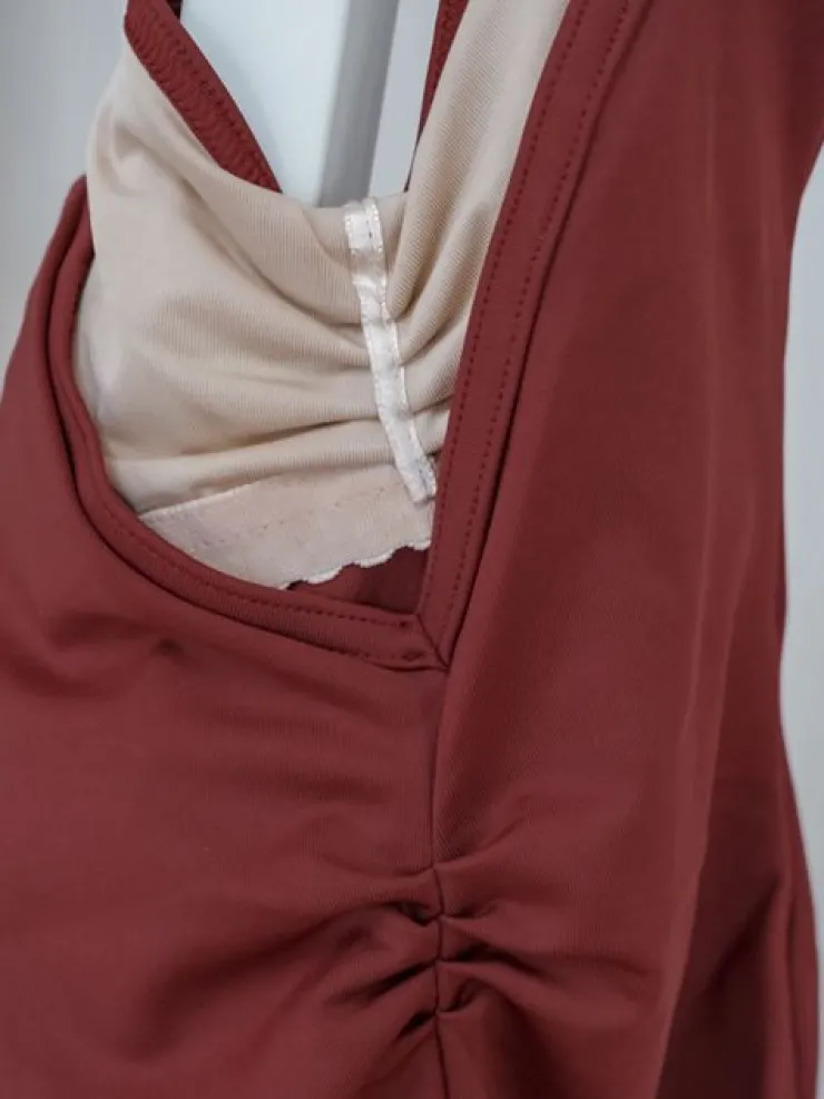 Dame Dansebutikken Seré bordeaux dragt m. rynkedetaljer og tynde stropper