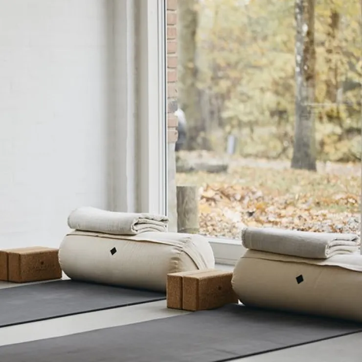 Dansebutikken Simple Days yogapølle i råhvid
