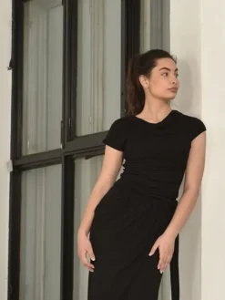 Dame Dansebutikken Sort bluse med vandfalds hals og korte ærmer Danceverywear
