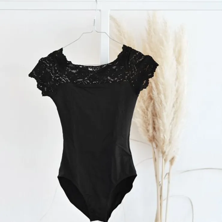 Dame Dansebutikken Sort dragt med blonde foroven So Danca